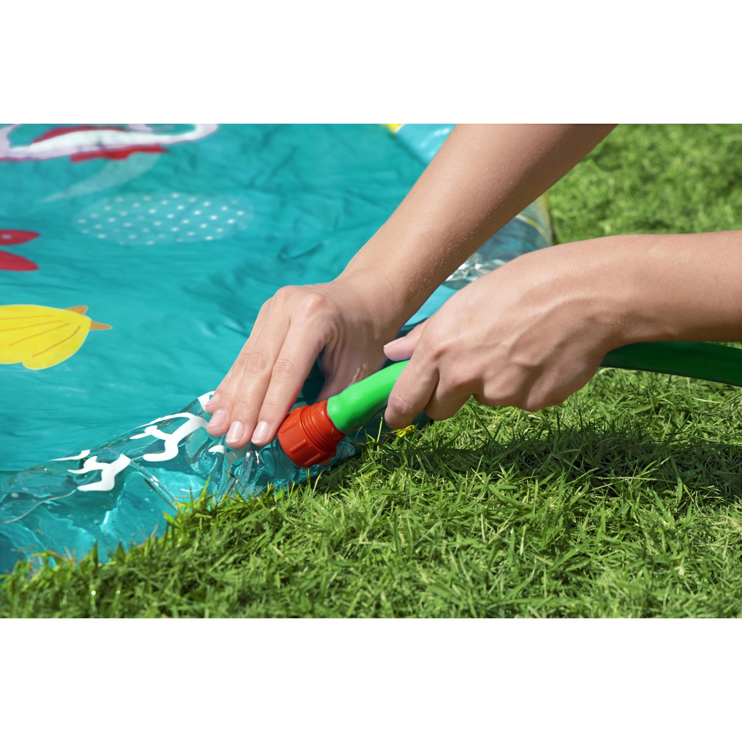 Bestway Wassermatte Underwater (Ø 165 cm) mit Gartenschlauchanschluss im Garten.
