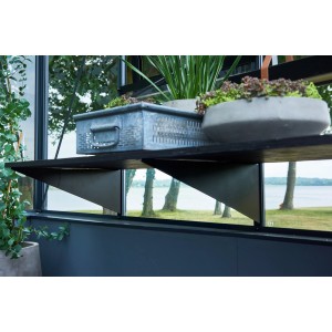 Juliana Regalhalter Alu im Gewächshaus mit Pflanzen auf Holzregal.