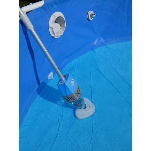 Summer Fun Orca 020H Pool Bodensauger kabellos im blauen Pool.