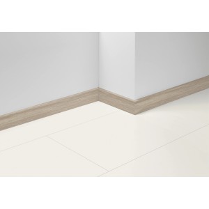 Parador Sockelleiste SL 18 D036 Eiche, 70mm hoch, montiert an Wand und Boden.