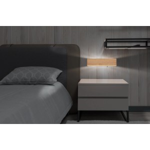 Globo LED-Wandleuchte Siegfried in Holzoptik, montiert über einem Nachttisch im Schlafzimmer.