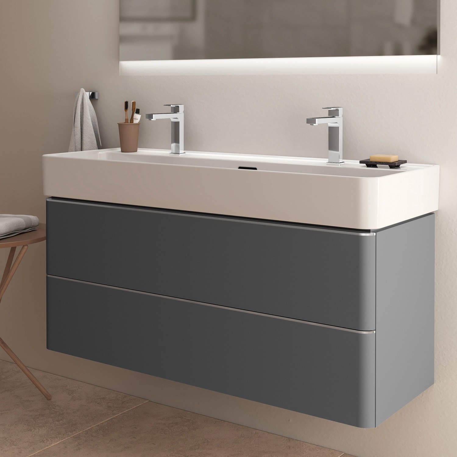 Ideal Standard Strada II Waschtisch, 120 cm, Weiß, mit zwei Hahnlöchern und grauem Unterschrank.