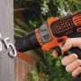Black+Decker Multievo Akku-Multifunktionswerkzeug beim Schrauben einer Hausnummer.