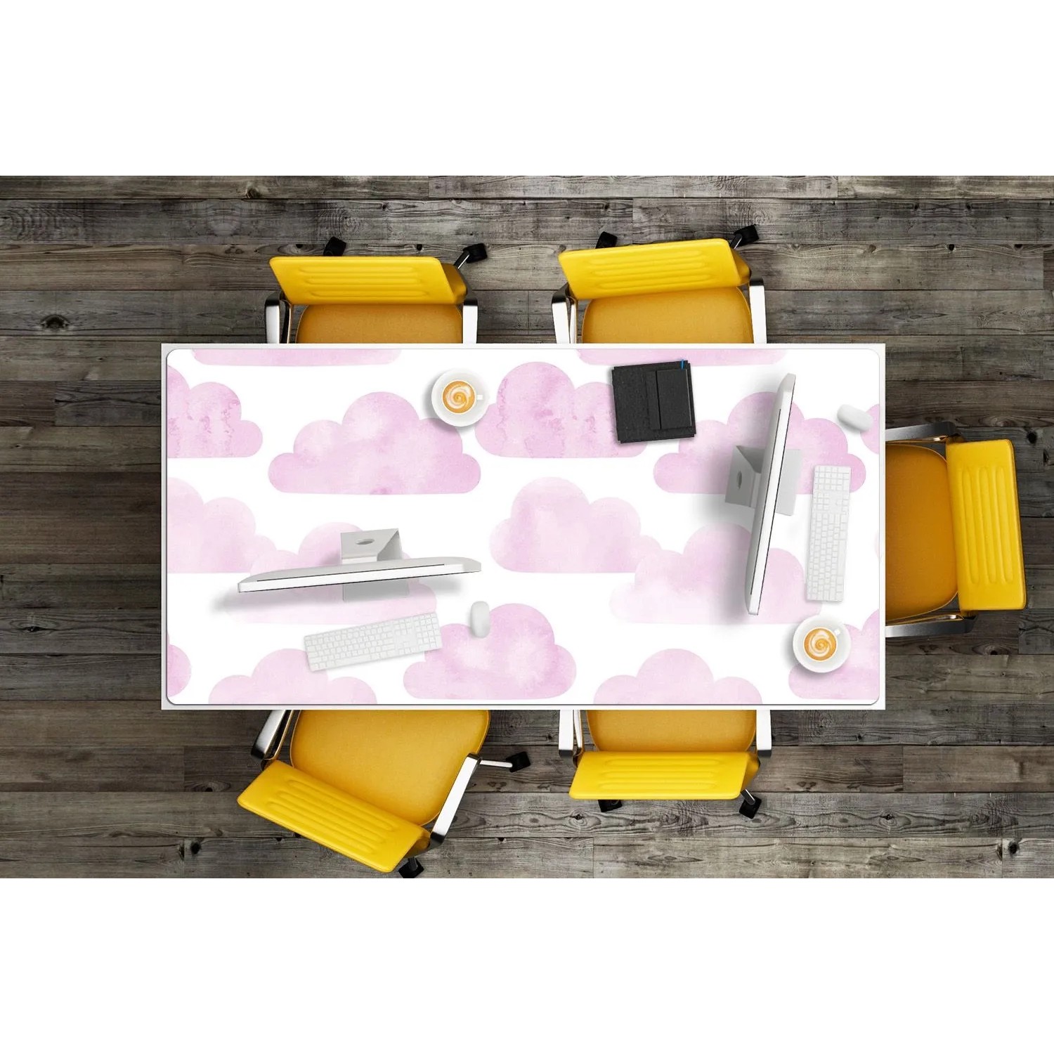 Schreibtischunterlage mit rosa Wolkenmuster auf Holztisch, umgeben von gelben Stühlen. Ideal für Büro & Homeoffice.
