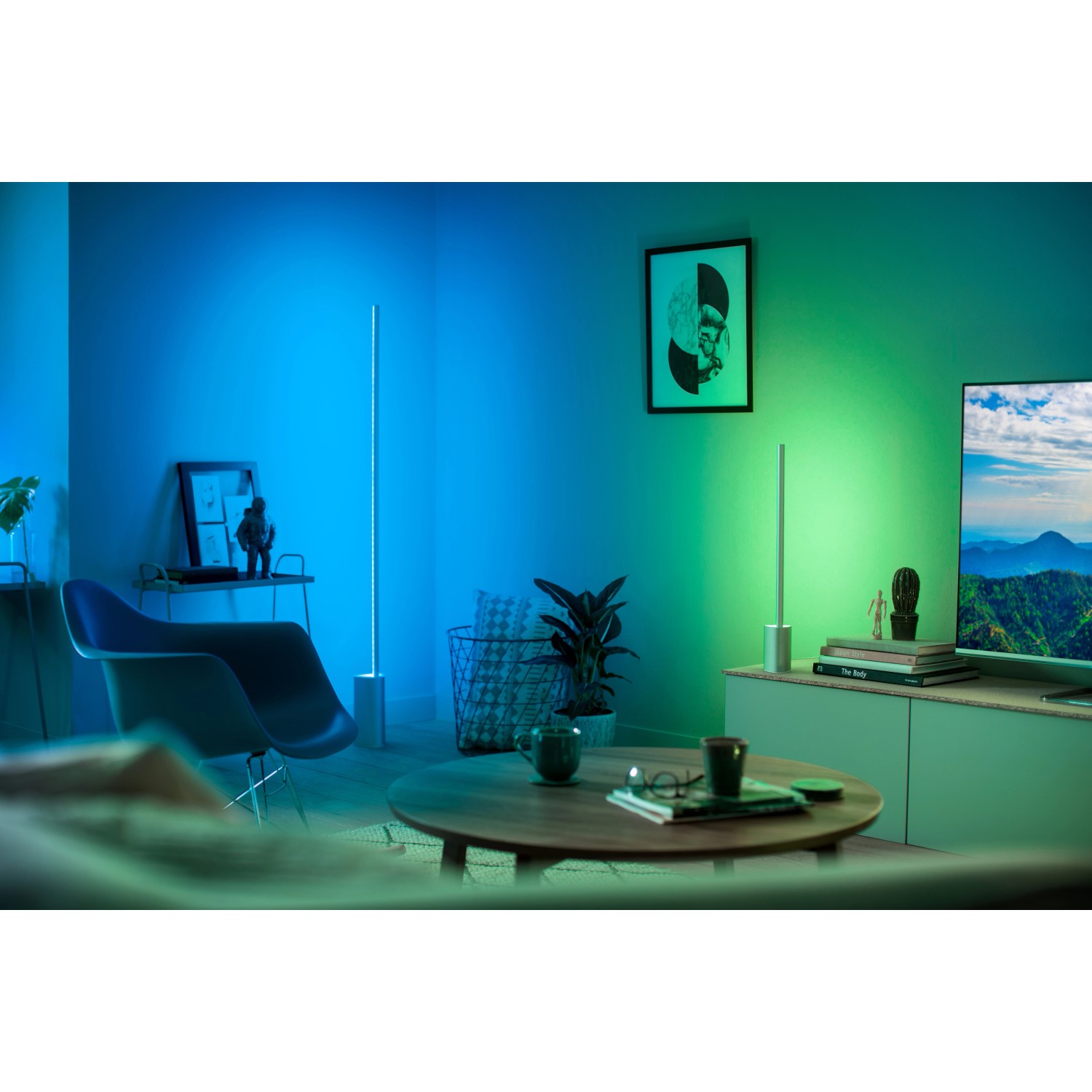 Philips Hue Gradient Signe Stehleuchte in Weiß, die farbiges Licht an die Wand wirft.