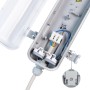 Geöffnete graue LED-Feuchtraumleuchte mit Rohr, Detailaufnahme der Installation.