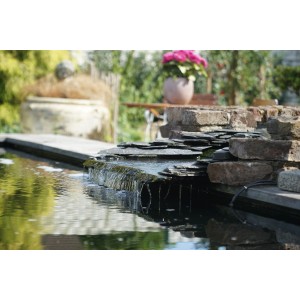 Teich mit kleinem Wasserfall, betrieben durch Ubbink Cascademax 9000 Teichpumpe.
