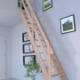 StarWood Buche Treppe mit Holzgeländer und 2 Querleisten im Innenraum.