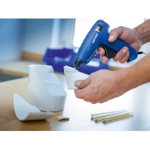 LUX Heißklebe-Set 100 W Classic beim Kleben von Keramik, mit Klebesticks.