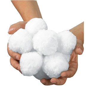 Hände halten Gre Aqualoon Pool-Filterbälle (700g), eine Alternative zu Filtersand.