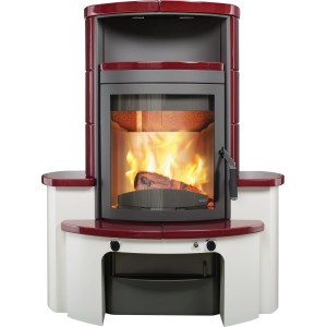 Hark Avenso GT ECOplus Kaminofen in Bordeauxrot mit Ofenkacheln und brennendem Holz.