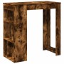 Bartisch Räuchereiche mit integriertem Regal aus Holzwerkstoff. Hoher Stehtisch mit 6 Fächern für Stauraum.