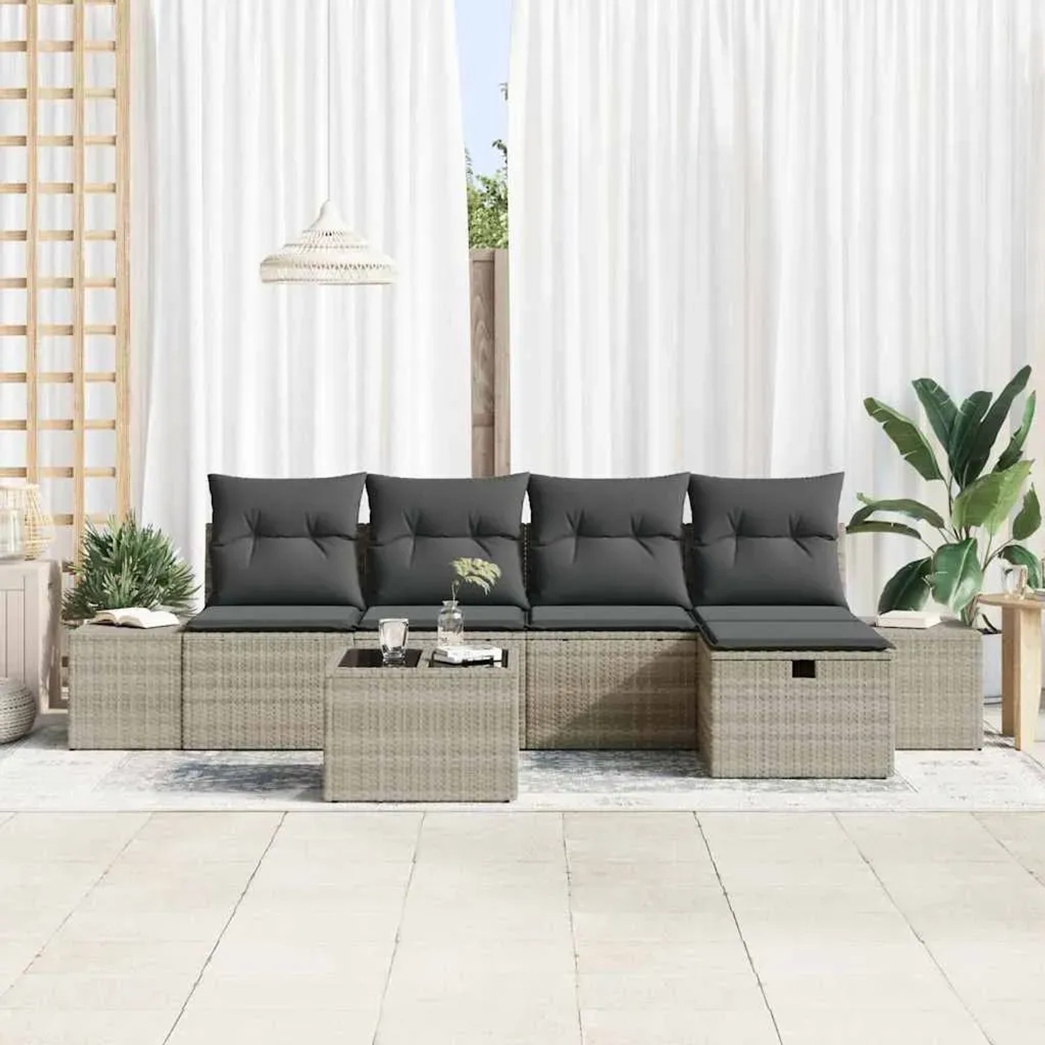 Hellgraues 6-teiliges Garten-Sofa-Set aus Poly Rattan mit Kissen und Tisch.