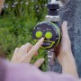 Geka Bewässerungscomputer mit Hahnadapter in Nutzung, Gartenbewässerung steuern.