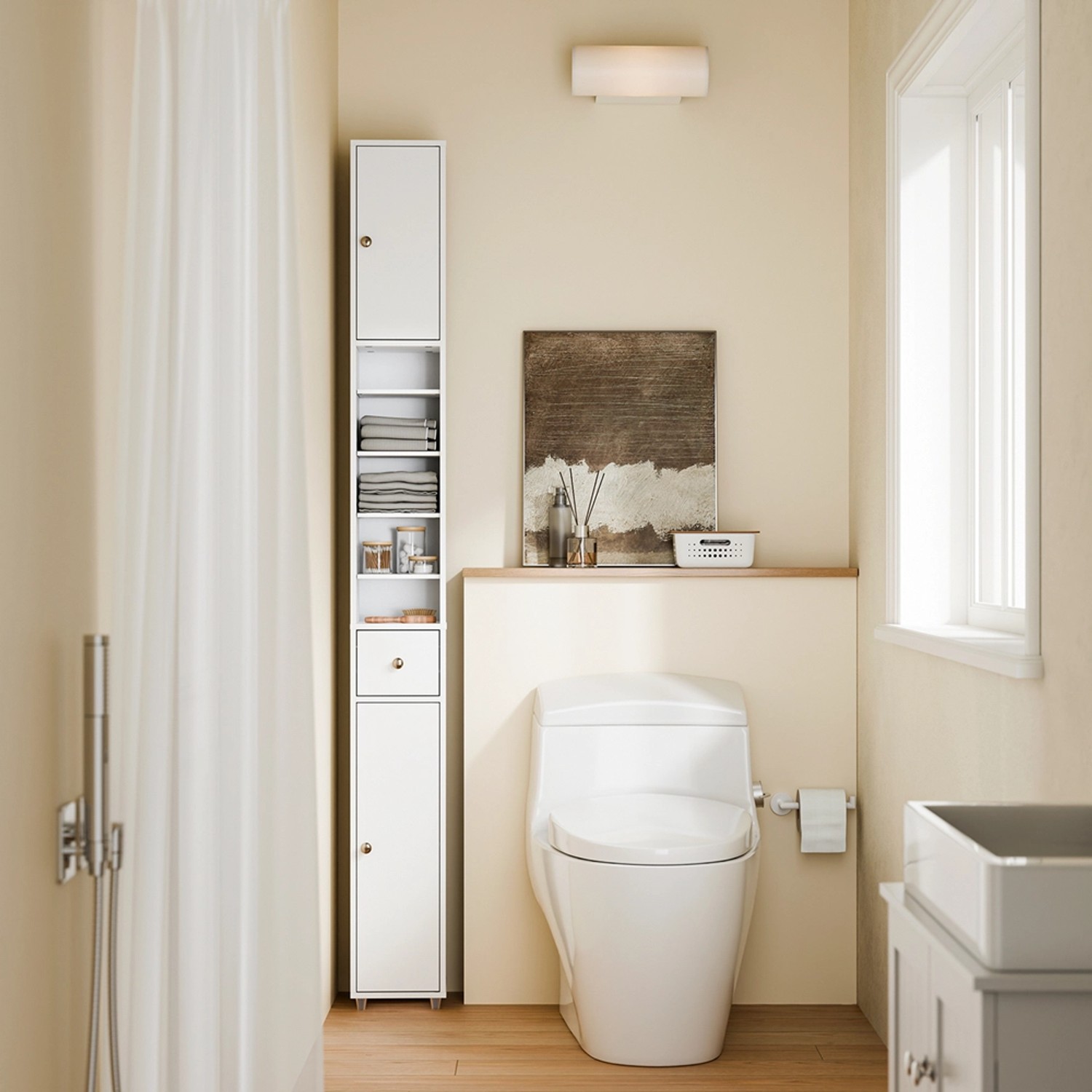 Schmaler, weißer SoBuy Badezimmerschrank Hochschrank mit Regalböden und Schublade.