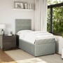 Helles Boxspringbett 90x190 cm mit Matratze und Kopfteil im Schlafzimmer.