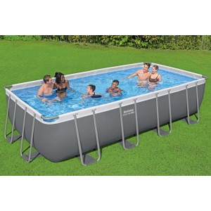 Grauer, eckiger Bestway Steel Pro MAX Pool (549x274x122 cm) mit Sandfilteranlage und Badegästen.