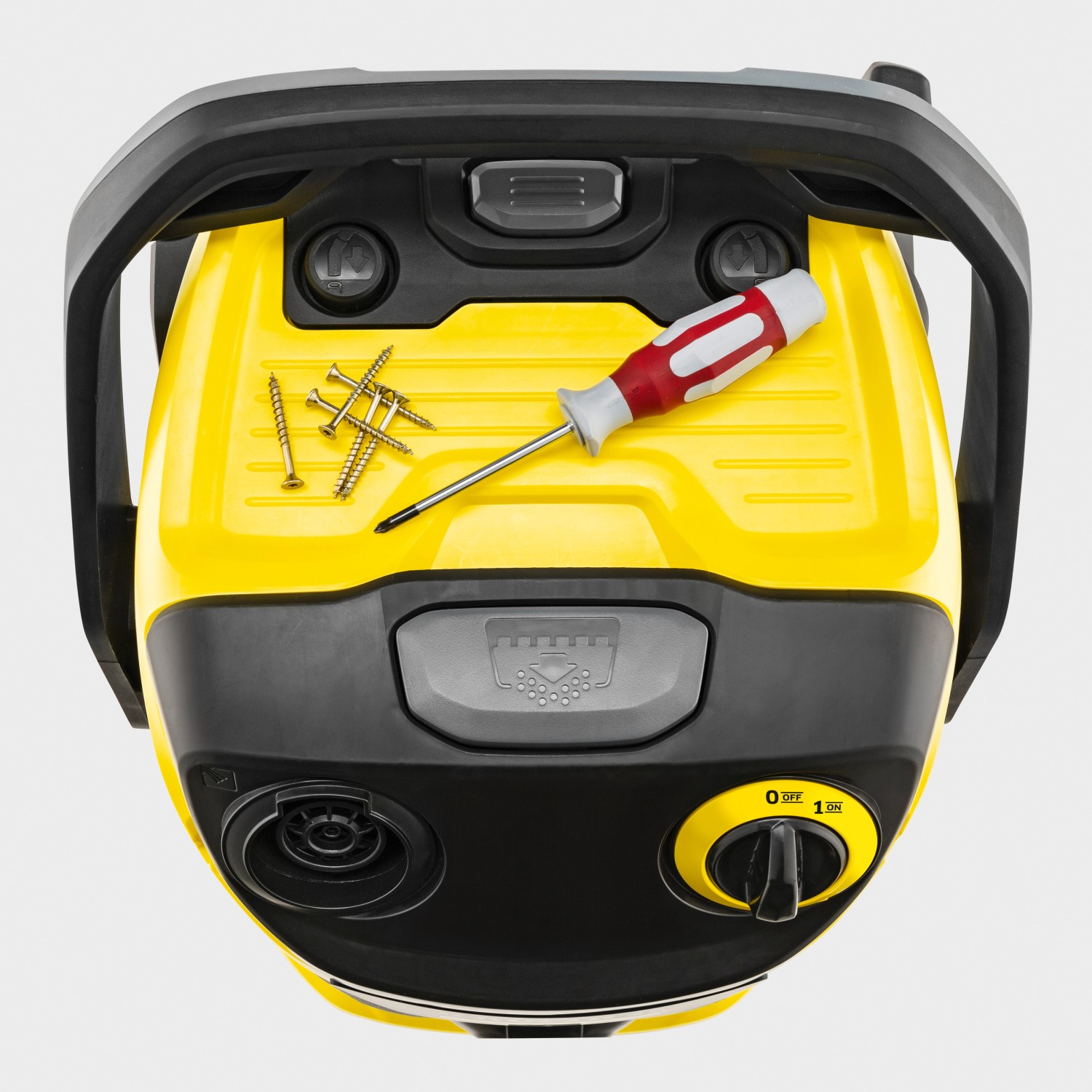 Kärcher WD 5 S V-25/5/22 Nass-/Trockensauger mit Schrauben und Schraubendreher auf gelbem Gehäuse.