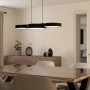 Smarte Eglo LED-Pendelleuchte Barbano-Z, schwarz-weiß, mit drei runden Lampenschirmen über einem Esstisch.