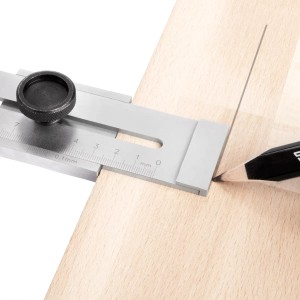 STAHLWERK Streichmaß aus Edelstahl beim Anreißen eines Werkstücks.