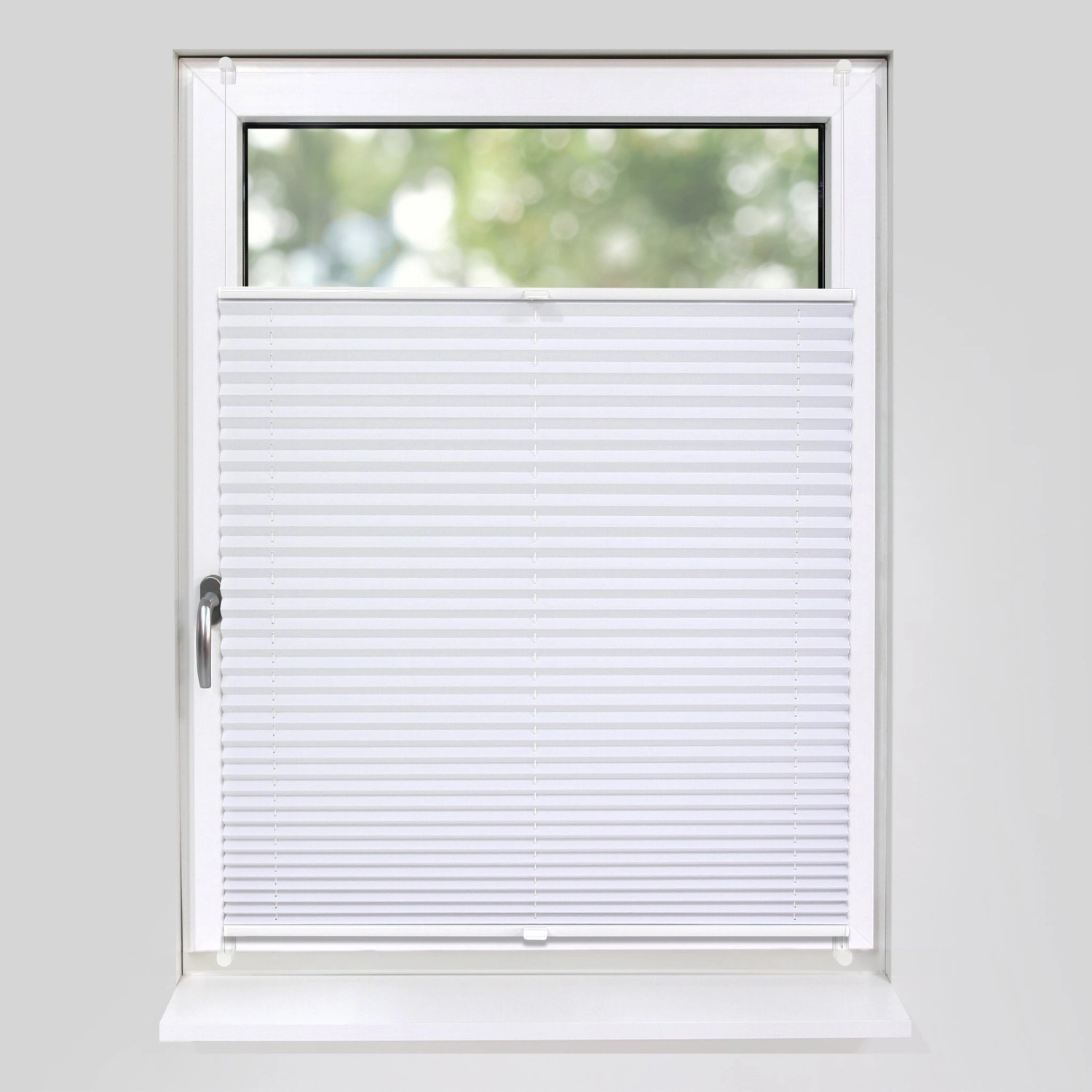 Weißes Deco-Raum Plissee Basic 45x150cm am Fenster, blickdicht und ohne Bohren montiert.