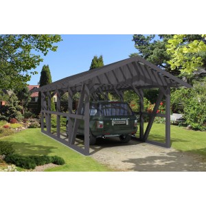 Grauer Skan Holz Carport Schwarzwald mit Dachlattung und Auto im Garten.