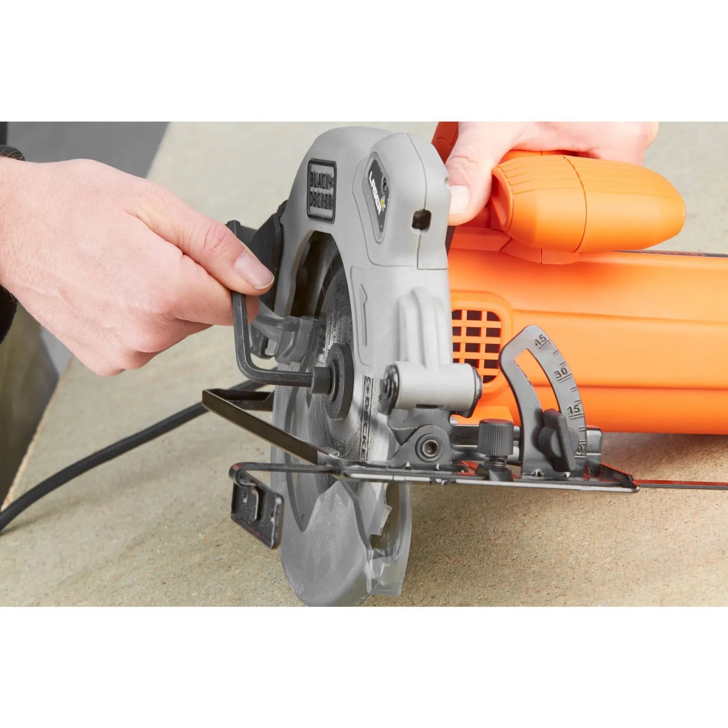 Black+Decker Handkreissäge CS1250LA mit 2 Sägeblättern in Aktion.