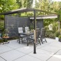 Siena Garden Pergola Schattenmanufaktur, anthrazitfarben, mit Tisch und Stühlen im Garten.