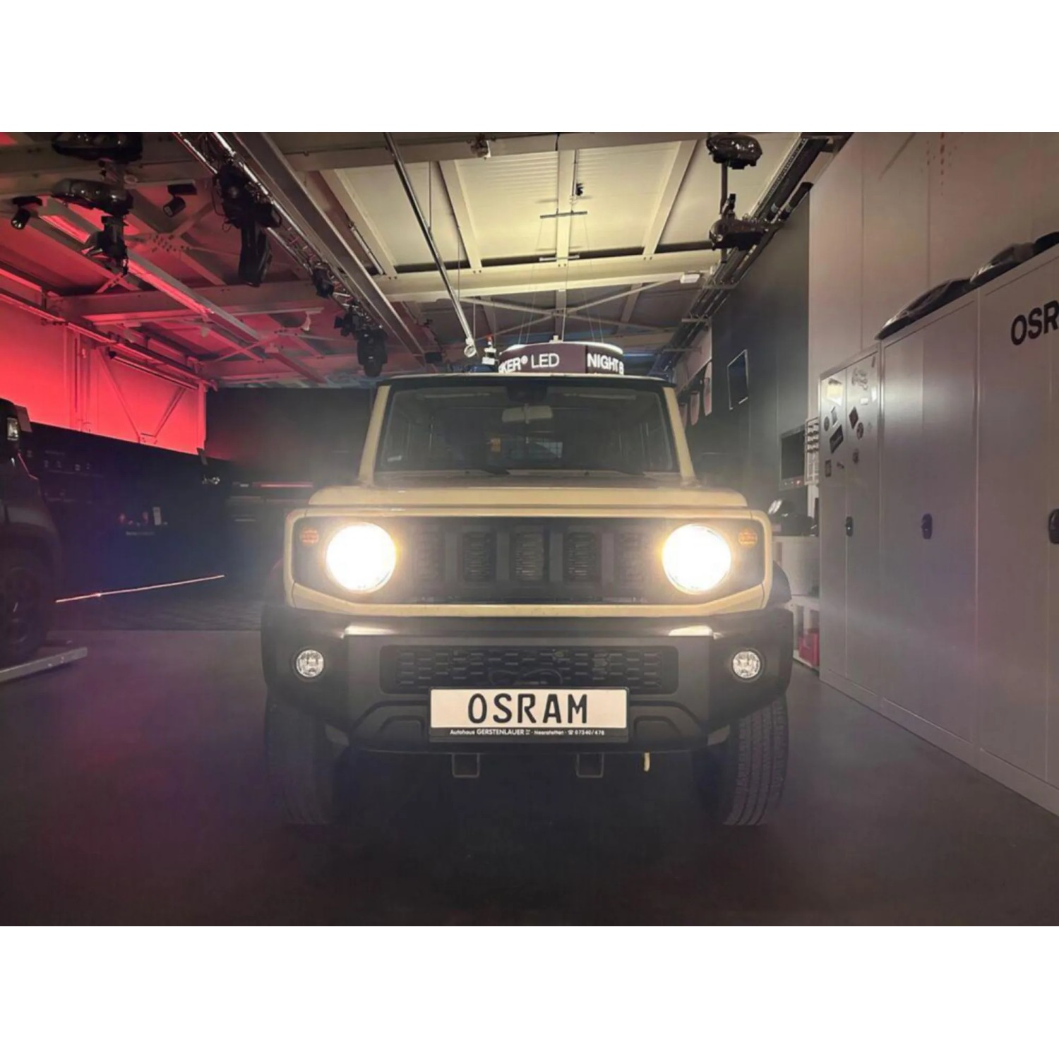 Osram Night Breaker Vintage H4 LED-Scheinwerferlampe im Auto, leuchtend.