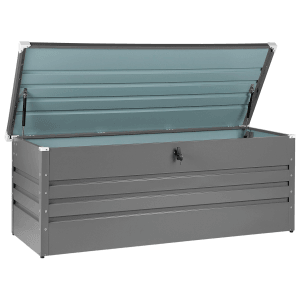 Geöffnete, graue Beliani Truhe CEBROSA (70x165x63 cm) zur Gartenordnung. Abschließbare Kissenbox aus Metall.