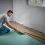 Mann verlegt Laminat mit wolfcraft Einpass-Set für Laminat- und Designboden.