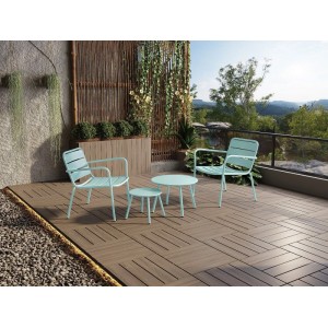 Mandelgrüner Metall Gartenbeistelltisch Mirmande 60 cm auf Terrasse, umgeben von passenden Möbeln.