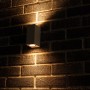 Weiße, eckige LED Außenwandleuchte (2-flammig) an einer Backsteinwand.