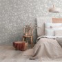 Marburg Vliestapete Ivy Floral Grau-Weiß im Schlafzimmer-Ambiente.