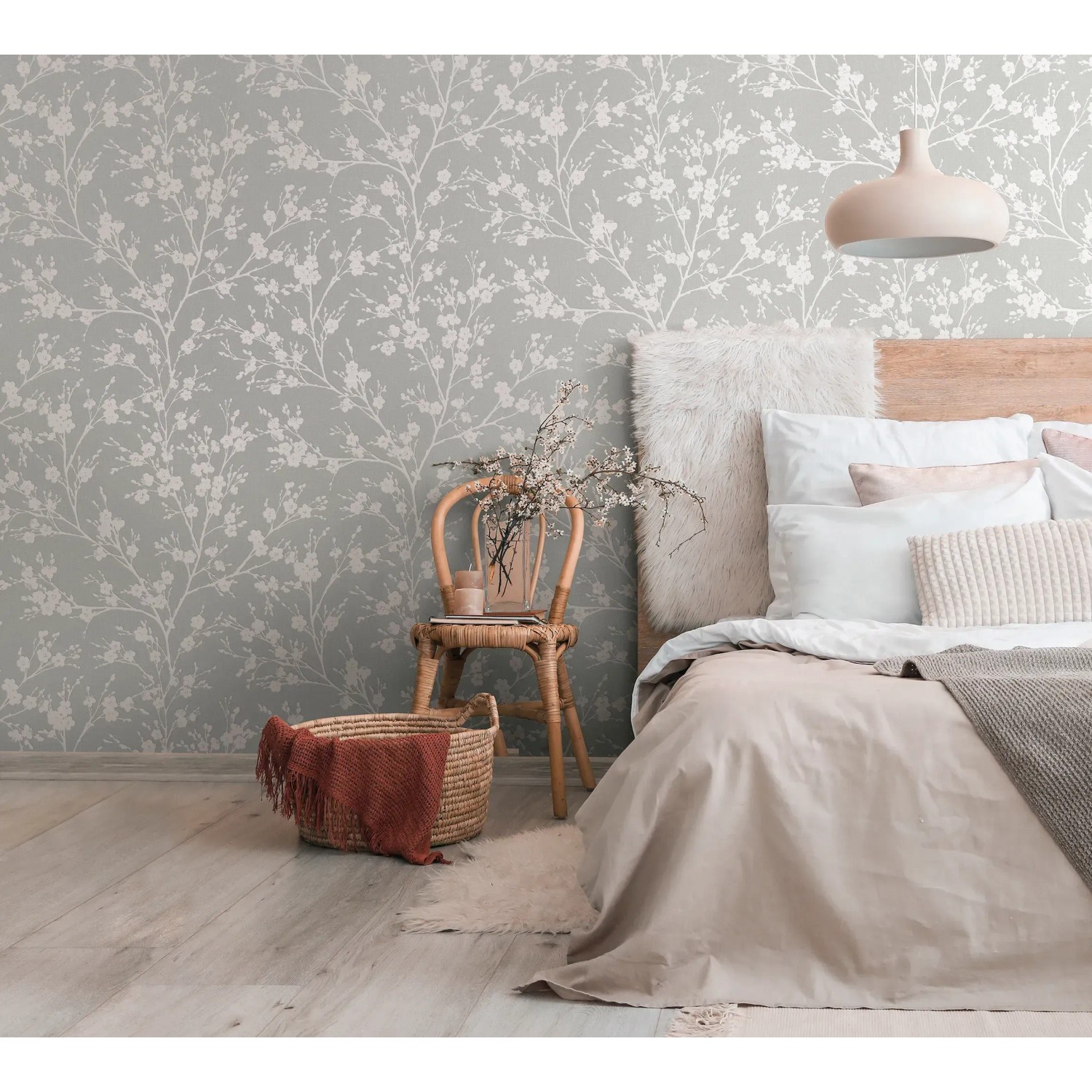 Marburg Vliestapete Ivy Floral Grau-Weiß im Schlafzimmer-Ambiente.