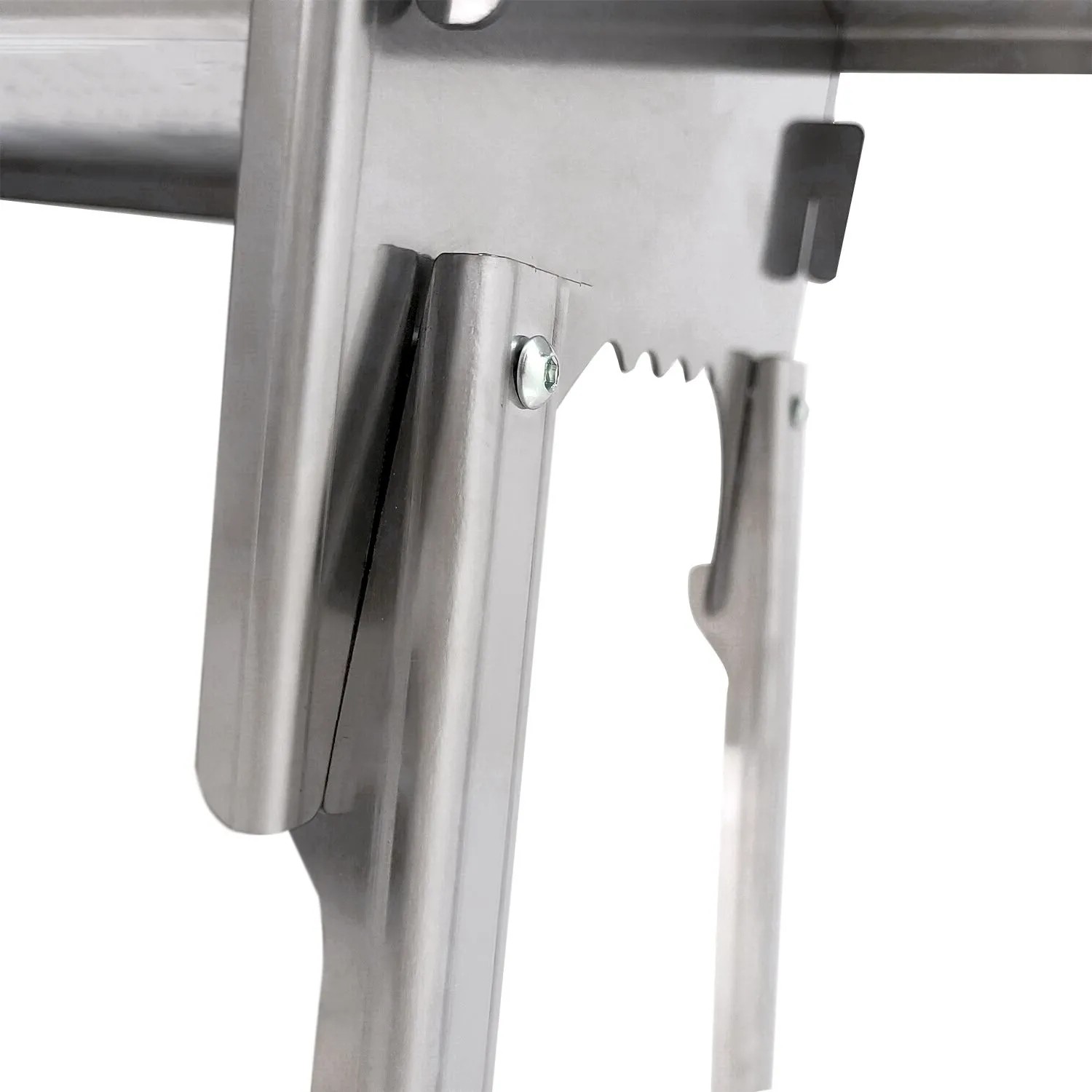 Nahaufnahme der Edelstahl-Konstruktion des Grillpeter Mangal Izmir Steckmangals mit Halterung für Schaschlikspieße.