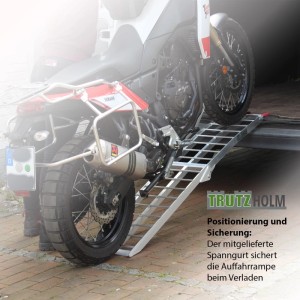 TRUTZHOLM klappbare Auffahrrampe aus Aluminium mit Motorrad zur Verladung, Zubehör für Autoanhänger.
