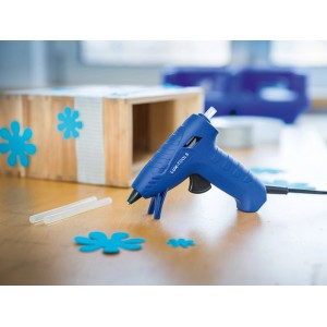 LUX Heißklebepistole 30W Classic mit Klebesticks und Werkstück auf einem Tisch.