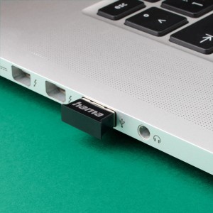 Kompakter Hama Bluetooth-USB-Adapter 5.4 in Laptop-USB-Port. Computer Zubehör für drahtlose Verbindung.