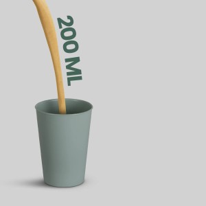 Grüner ProHome Kunststoffbecher (0,2L) im 16er-Pack wird befüllt.