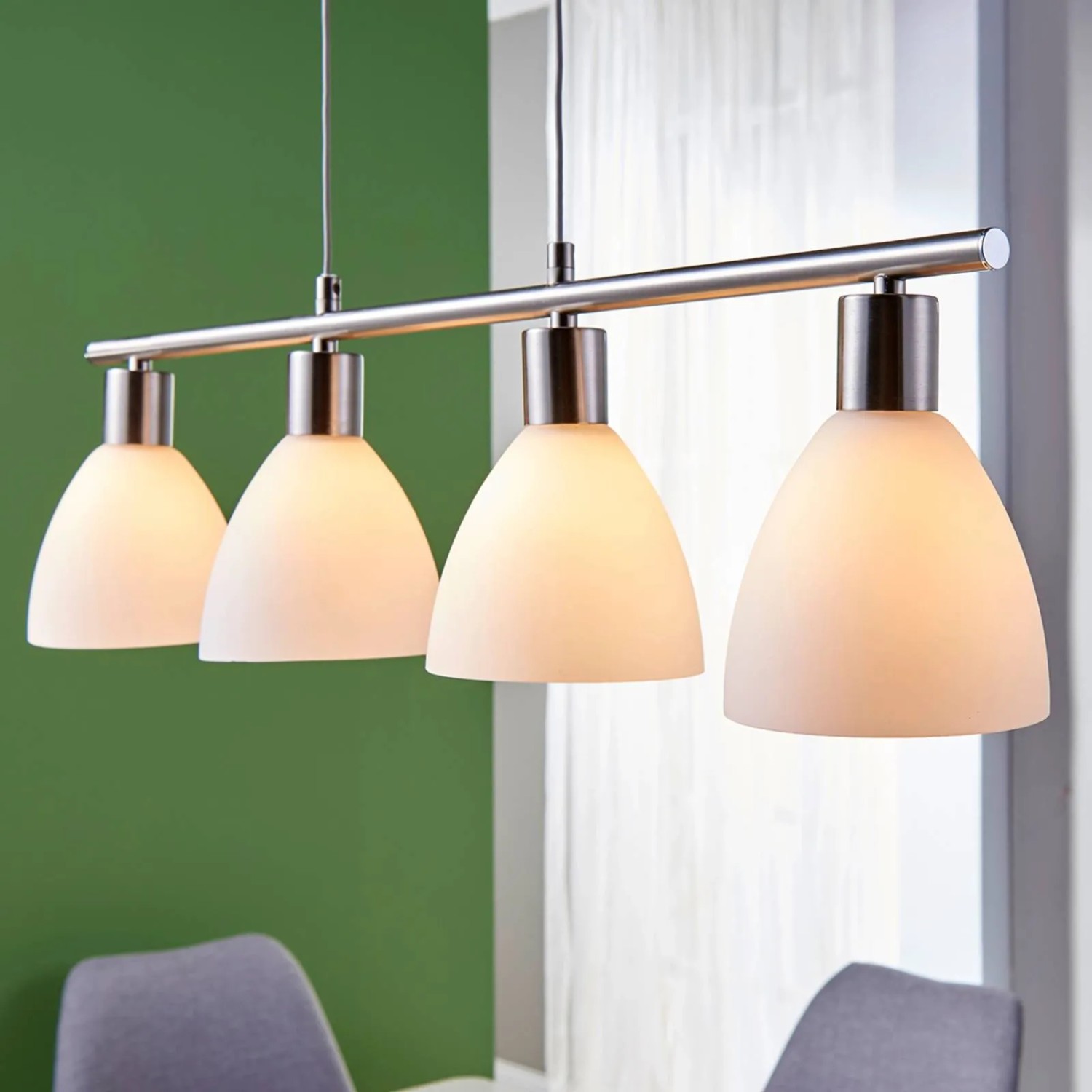 Moderne Lindby Pendelleuchte Simeon, 4-flammig, aus Alu und Glas für Wohnzimmer.