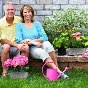 6er Set ovale Zinkwannen, bepflanzt mit Blumen, als Gartendeko.