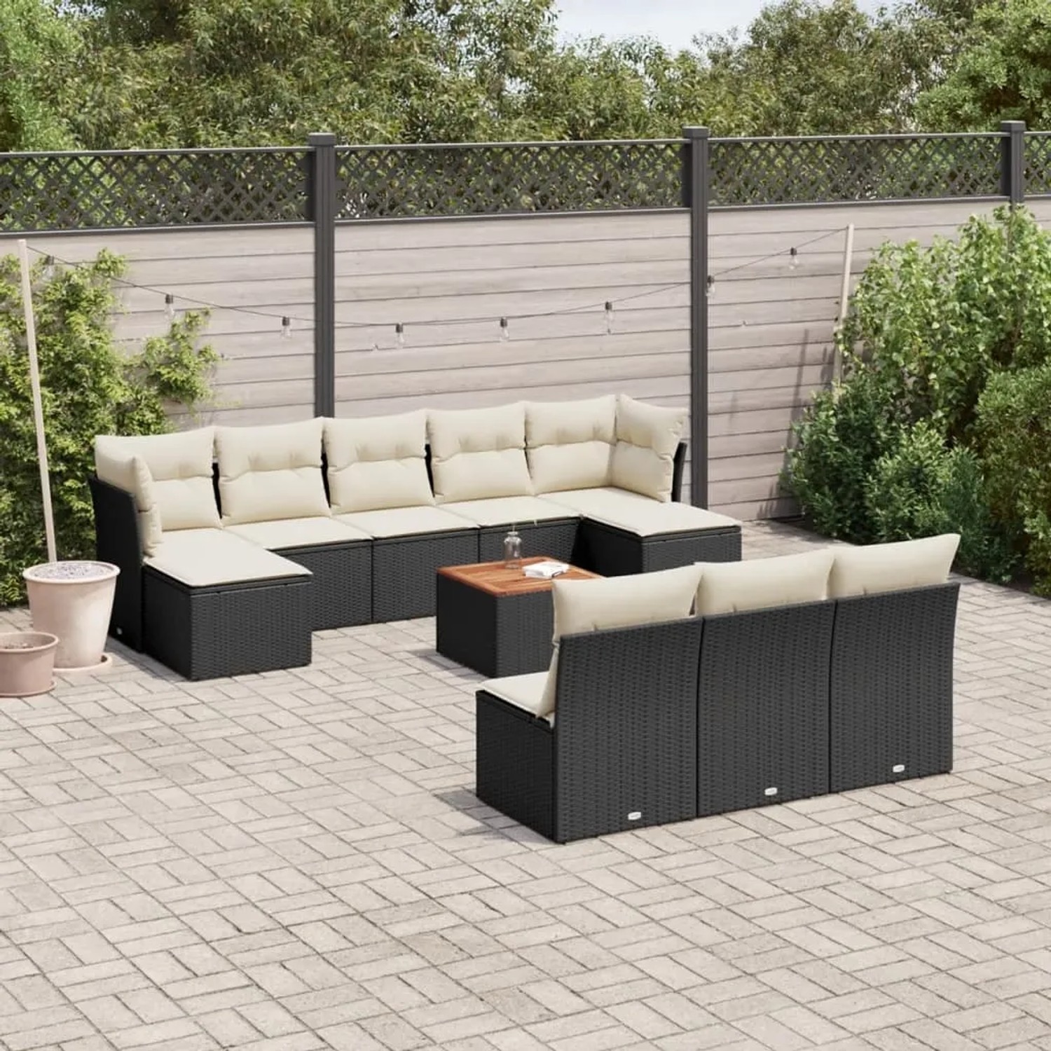 Schwarze 11-tlg. vidaXL Garten-Sofagarnitur aus Poly Rattan mit cremeweißen Kissen und Akazientisch.