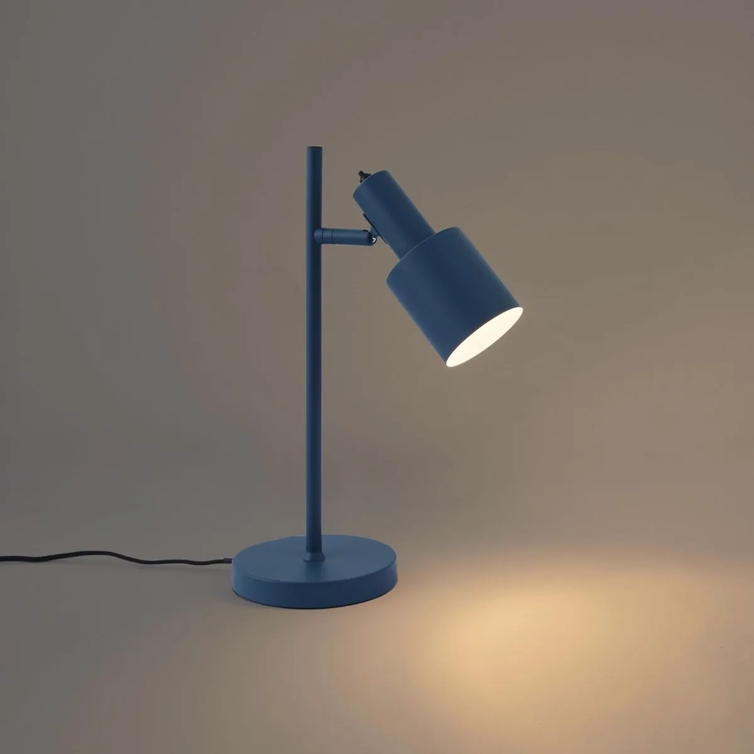 Moderne blaue Tischleuchte Stijn von QAZQA, ideal als Innenleuchte für Büro, Schlaf- oder Wohnzimmer.