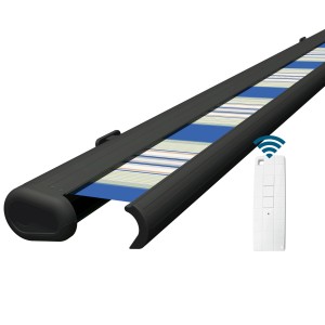 Elektrische Kassettenmarkise in Anthrazit mit blau-weiß gestreiftem Tuch und Fernbedienung.