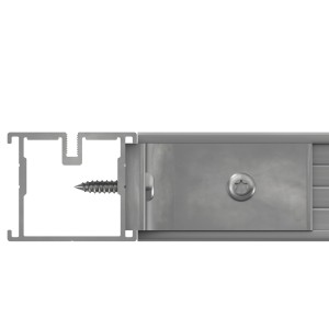 Detailaufnahme: Weißes Aluprofil (45x38x2 mm) für Terrassendielen mit Schraube und Befestigungsclip.