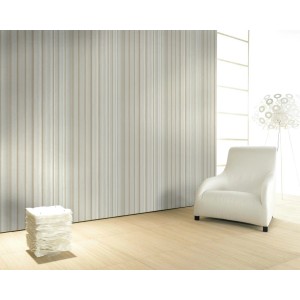 Glööckler Vliestapete Imperial Welle Beigemetallic im Raum mit Sessel und Lampe.