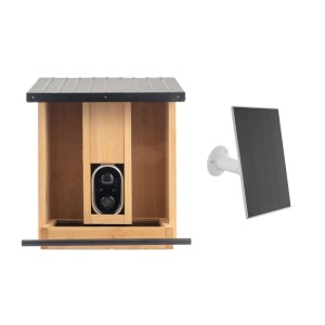 Hölzernes WLAN-Birdcam Futterhaus mit schwarzer HD-Kamera und separatem Solarpanel zur Vogelbeobachtung.