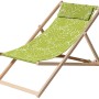 Madison Outdoor Liegestuhl Palm Green: Klappbarer Liegestuhl mit grünem Blätter-Muster und Holzgestell.