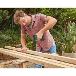 Bosch EasyImpact 18V-40 Akku-Schlagbohrschrauber beim Bohren in Holz.